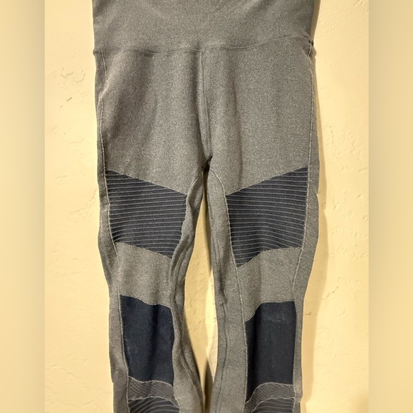 Alo Yoga High Waisted Moto Leggings Dark Storm Gray large - Picture 4 of 10